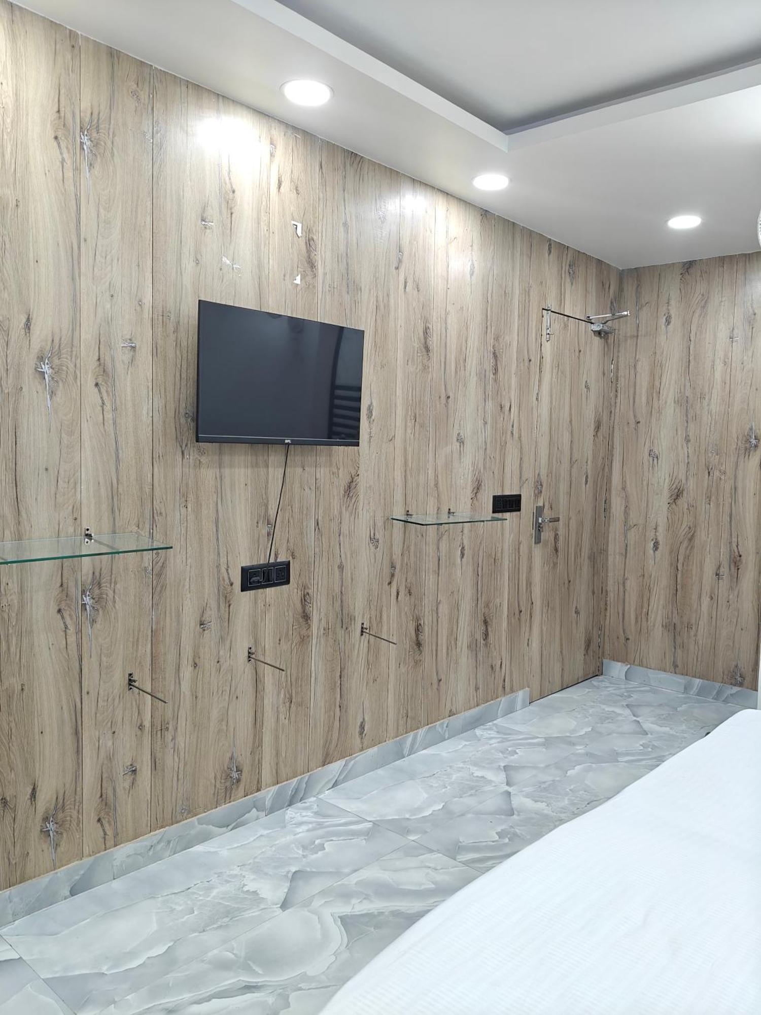 Hotel Love Inn Lucknow Bagian luar foto